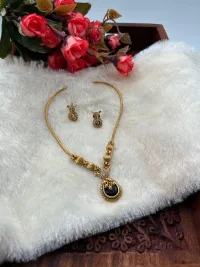 Simple chain pendant view 2