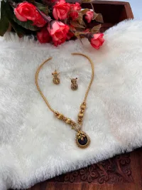 Simple chain pendant view 3