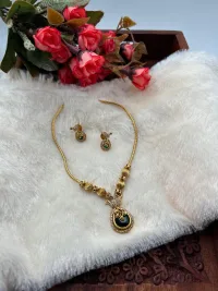 Simple chain pendant view 4
